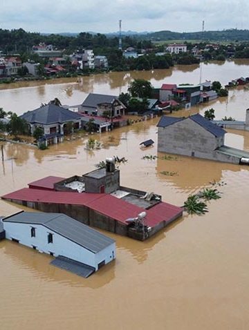 Người dân miền Trung đi lại trong vùng ngập sâu sau trận lũ lớn - 2