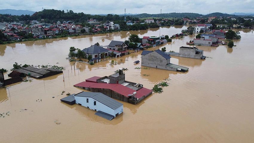 Người dân miền Trung đi lại trong vùng ngập sâu sau trận lũ lớn - 2