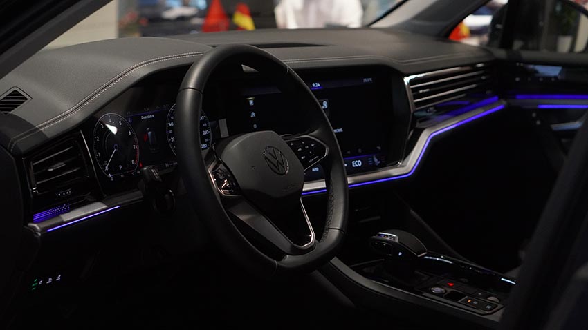 Volkswagen Touareg SUV hạng sang Đức với thiết kế ngoại thất mạnh mẽ và nội thất cao cấp - 1