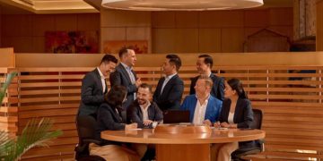 Sheraton Nha Trang Hotel & Spa nhìn ra vịnh biển Nha Trang với hồ bơi vô cực và không gian nghỉ dưỡng cao cấp.