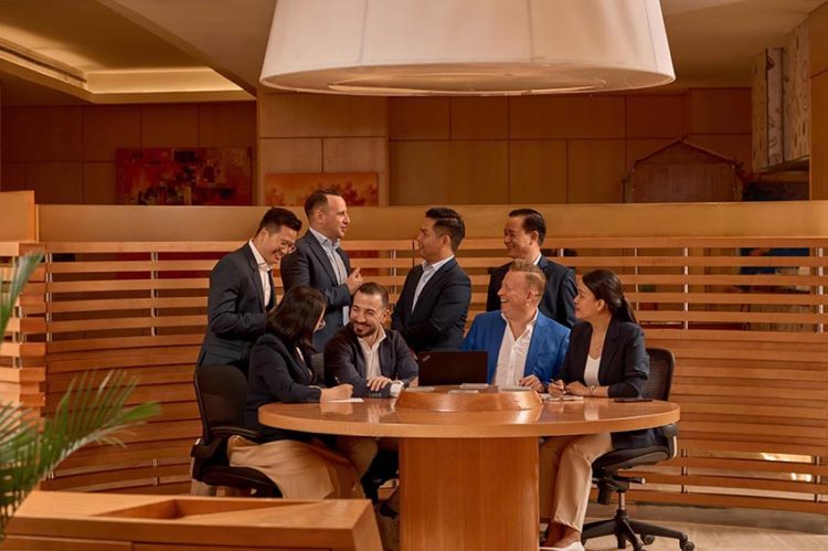 Sheraton Nha Trang Hotel & Spa nhìn ra vịnh biển Nha Trang với hồ bơi vô cực và không gian nghỉ dưỡng cao cấp.