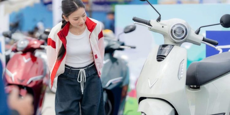 Xe máy điện VinFast trưng bày tại showroom Việt Nam năm 2025