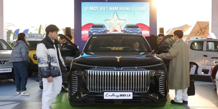 Các mẫu xe điện VinFast trưng bày tại showroom và trạm sạc tại Việt Nam