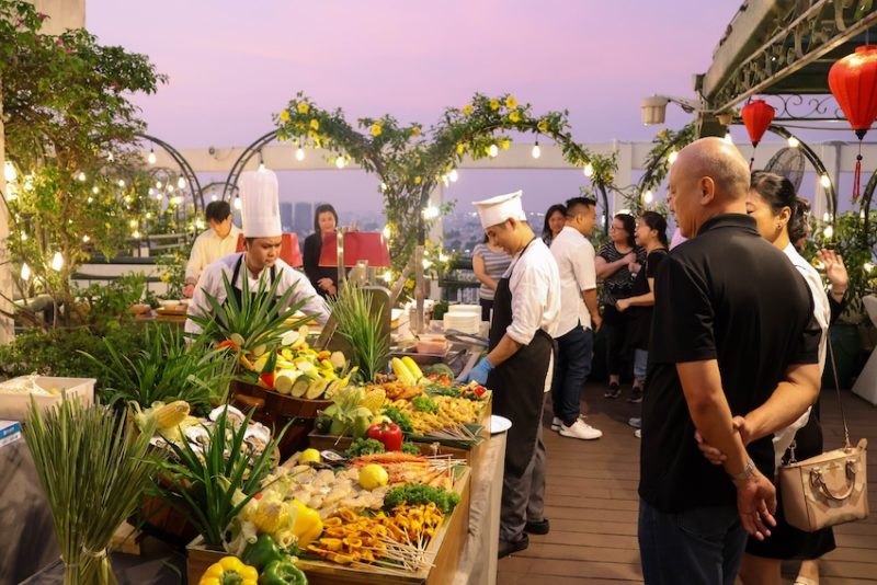 Một buổi tối của Sài Gòn từ tầng cao Top Of The Town