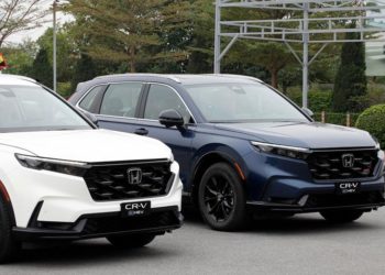 Khách hàng tham quan và mua xe Honda tại đại lý chính hãng trong tháng 1/2026