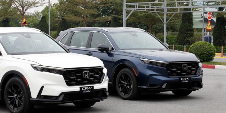 Khách hàng tham quan và mua xe Honda tại đại lý chính hãng trong tháng 1/2026