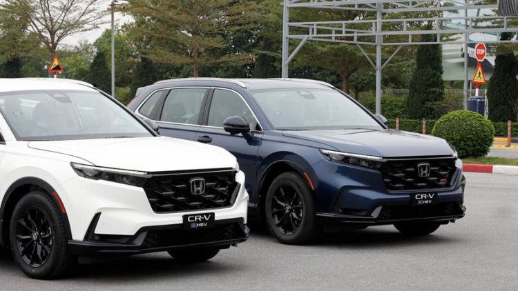 Khách hàng tham quan và mua xe Honda tại đại lý chính hãng trong tháng 1/2026