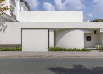 Mô hình kiến trúc trưng bày trong không gian triển lãm tối giản với ánh sáng dịu và bố cục tinh tế - 1