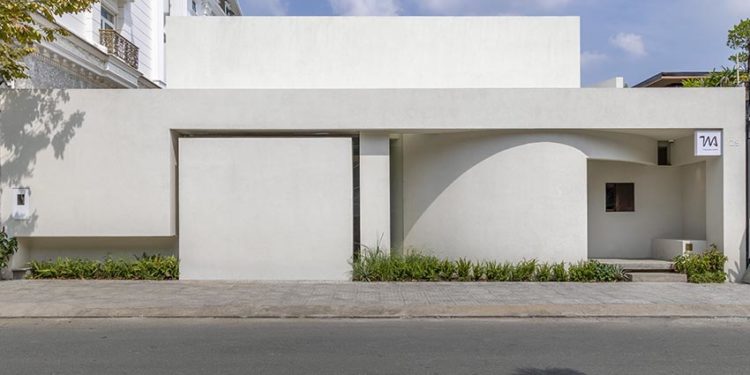 Mô hình kiến trúc trưng bày trong không gian triển lãm tối giản với ánh sáng dịu và bố cục tinh tế - 1