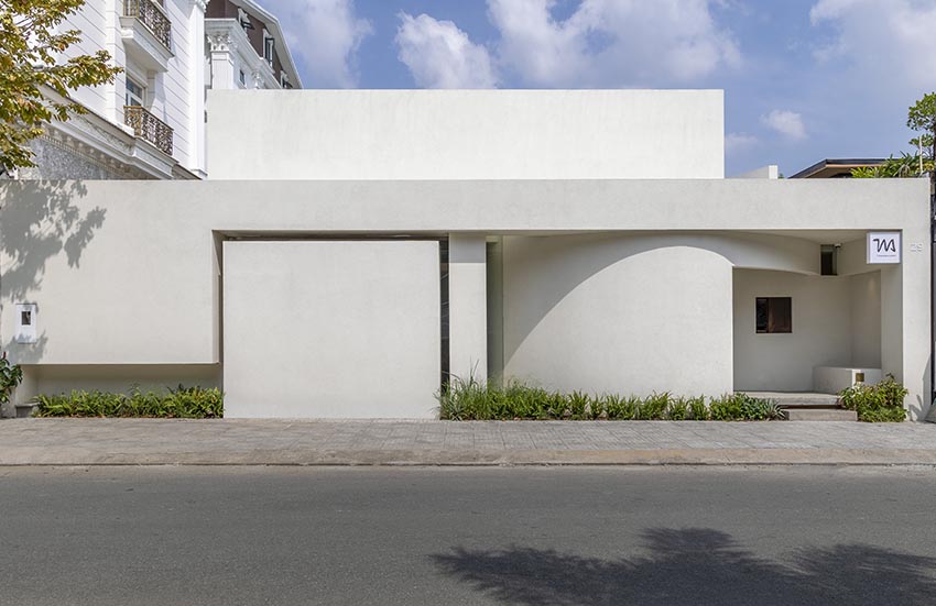 Mô hình kiến trúc trưng bày trong không gian triển lãm tối giản với ánh sáng dịu và bố cục tinh tế - 1