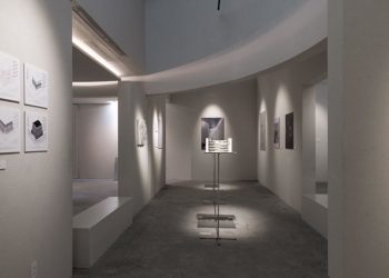 Mô hình kiến trúc trưng bày trong không gian triển lãm tối giản với ánh sáng dịu và bố cục tinh tế - 3