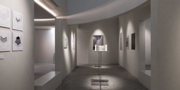 Mô hình kiến trúc trưng bày trong không gian triển lãm tối giản với ánh sáng dịu và bố cục tinh tế - 3