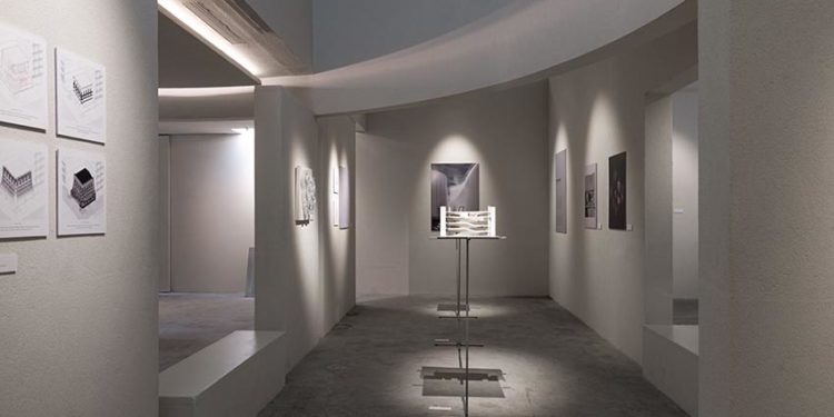 Mô hình kiến trúc trưng bày trong không gian triển lãm tối giản với ánh sáng dịu và bố cục tinh tế - 3