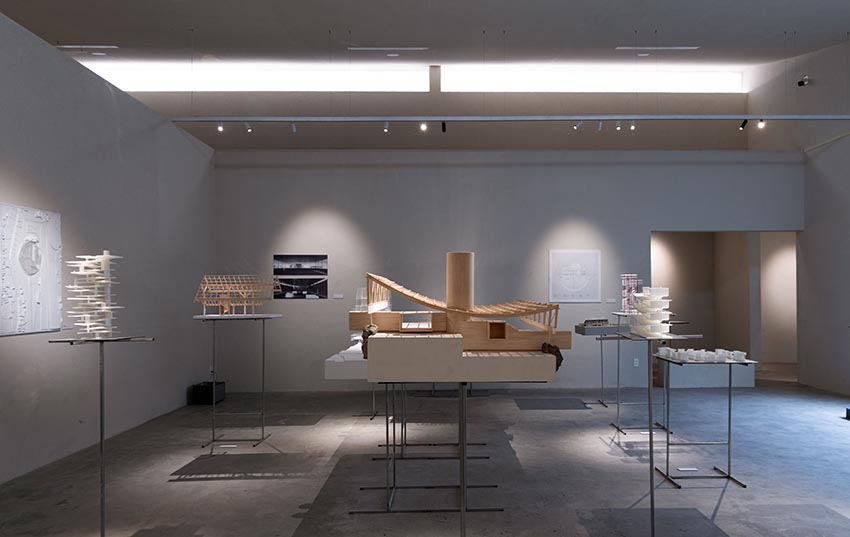 Mô hình kiến trúc trưng bày trong không gian triển lãm tối giản với ánh sáng dịu và bố cục tinh tế - 8