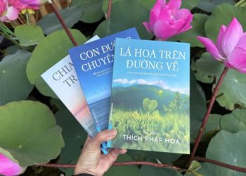 Chân dung Thích Pháp Hòa và bìa sách “Lá hoa trên đường về” trong không gian tĩnh lặng, ánh sáng dịu nhẹ - 2