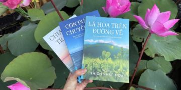 Chân dung Thích Pháp Hòa và bìa sách “Lá hoa trên đường về” trong không gian tĩnh lặng, ánh sáng dịu nhẹ - 2