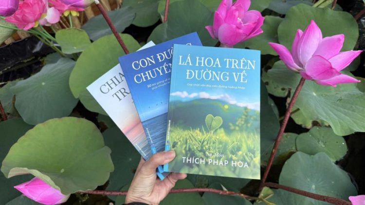 Chân dung Thích Pháp Hòa và bìa sách “Lá hoa trên đường về” trong không gian tĩnh lặng, ánh sáng dịu nhẹ - 2