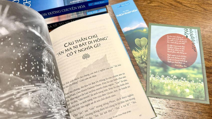 Chân dung Thích Pháp Hòa và bìa sách “Lá hoa trên đường về” trong không gian tĩnh lặng, ánh sáng dịu nhẹ - 1