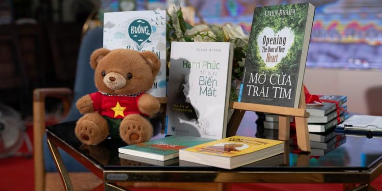 Độc giả lắng nghe buổi trò chuyện về mở cửa trái tim tại Đường Sách TP.HCM -1