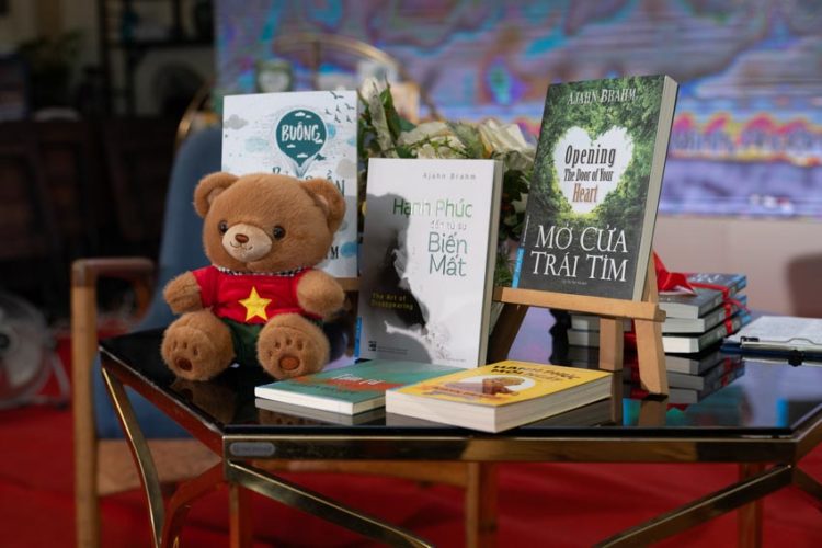 Độc giả lắng nghe buổi trò chuyện về mở cửa trái tim tại Đường Sách TP.HCM -1