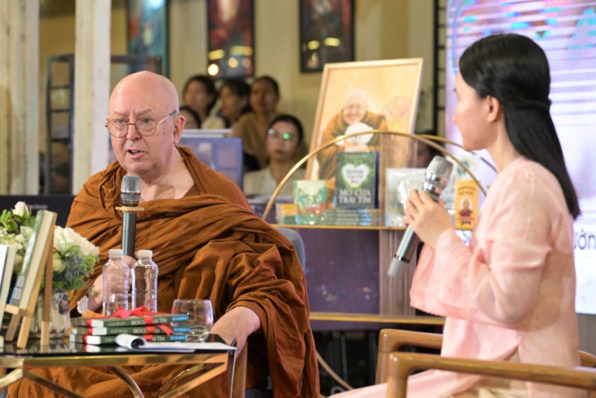 Độc giả lắng nghe buổi trò chuyện về mở cửa trái tim tại Đường Sách TP.HCM -2