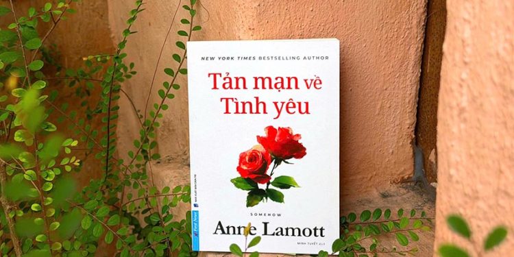 Bìa sách “Tản mạn về tình yêu” của Anne Lamott do First News phát hành tại Việt Nam