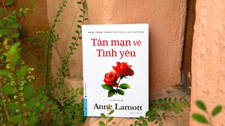 Bìa sách “Tản mạn về tình yêu” của Anne Lamott do First News phát hành tại Việt Nam