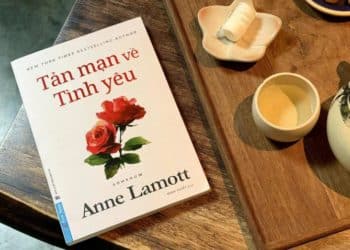 Bìa sách “Tản mạn về tình yêu” của Anne Lamott với tông màu ấm, đặt trên nền ánh sáng dịu, gợi cảm giác chiêm nghiệm và hy vọng về tình yêu thương - 2