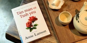 Bìa sách “Tản mạn về tình yêu” của Anne Lamott với tông màu ấm, đặt trên nền ánh sáng dịu, gợi cảm giác chiêm nghiệm và hy vọng về tình yêu thương - 2