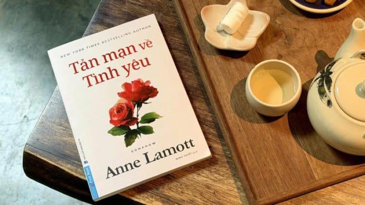 Bìa sách “Tản mạn về tình yêu” của Anne Lamott với tông màu ấm, đặt trên nền ánh sáng dịu, gợi cảm giác chiêm nghiệm và hy vọng về tình yêu thương - 2