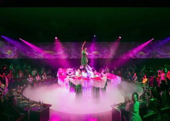 Không gian sân khấu tròn của VietCharm Show tại Dinh Thống Nhất, kết hợp trình diễn nghệ thuật và ẩm thực ba miền Việt Nam