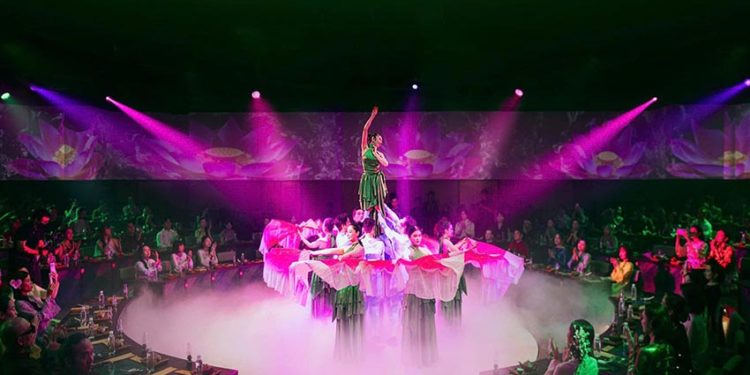 Không gian sân khấu tròn của VietCharm Show tại Dinh Thống Nhất, kết hợp trình diễn nghệ thuật và ẩm thực ba miền Việt Nam