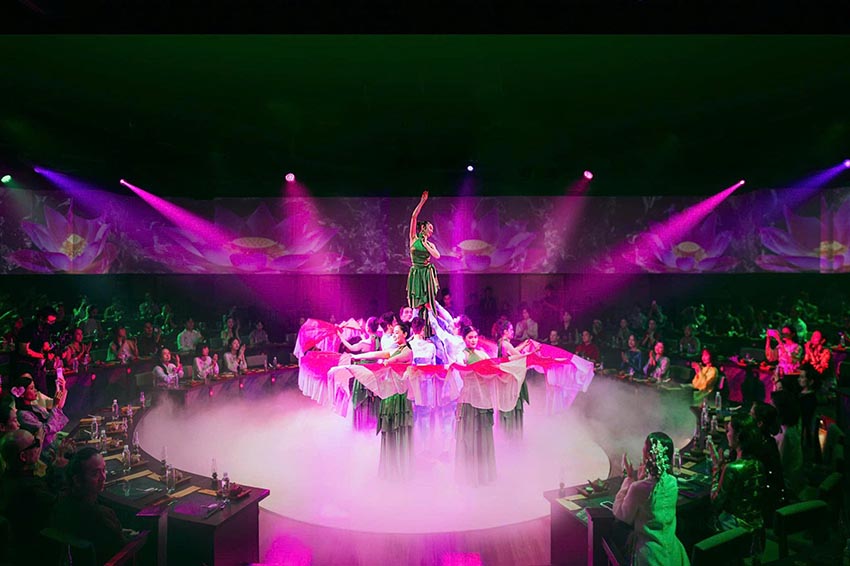 Không gian sân khấu tròn của VietCharm Show tại Dinh Thống Nhất, kết hợp trình diễn nghệ thuật và ẩm thực ba miền Việt Nam