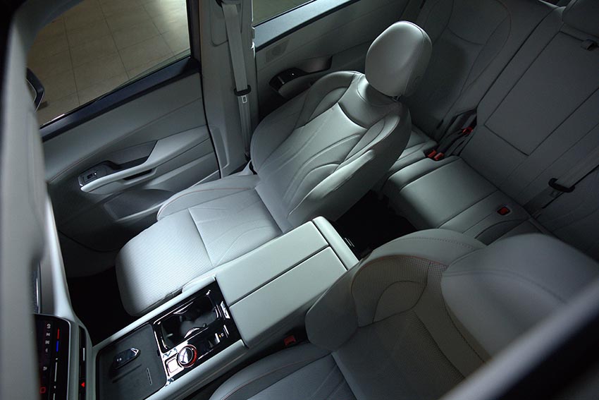 Volkswagen Teramont Pro 2026 màu trắng tại showroom, SUV 7 chỗ dài hơn 5,1 mét - 3