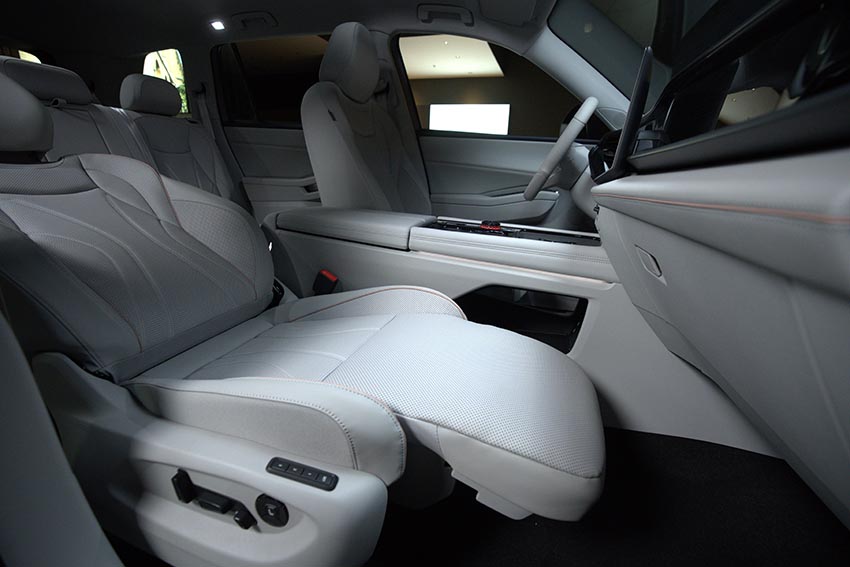 Volkswagen Teramont Pro 2026 màu trắng tại showroom, SUV 7 chỗ dài hơn 5,1 mét - 4