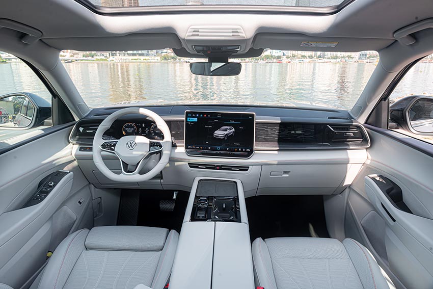 Volkswagen Teramont Pro 2026 màu trắng tại showroom, SUV 7 chỗ dài hơn 5,1 mét - 6