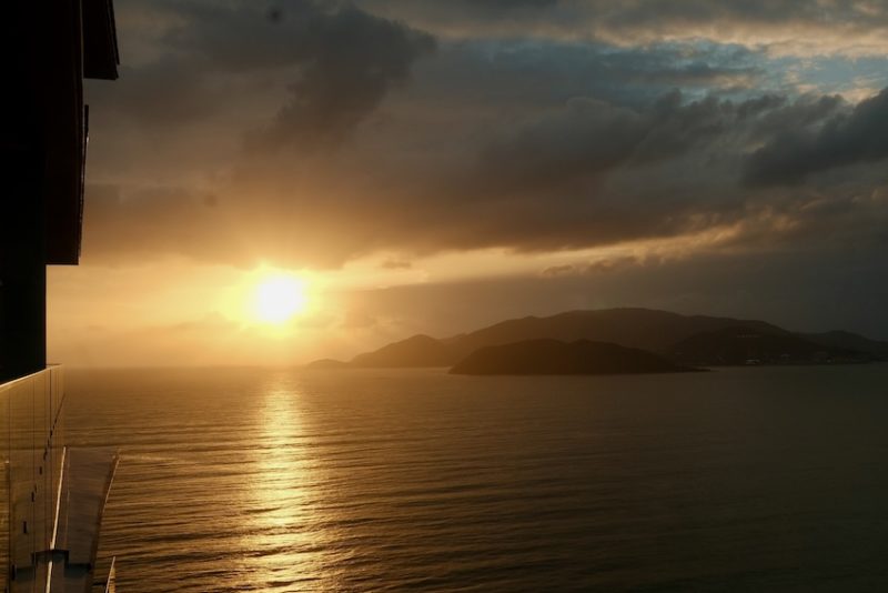 Bình minh trên vịnh Nha Trang nhìn từ Hyatt Regency