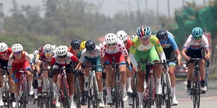 Áo xanh đổi chủ từ Thu Mai sang Nguyễn Thị Thật sau 4 chặng - 4