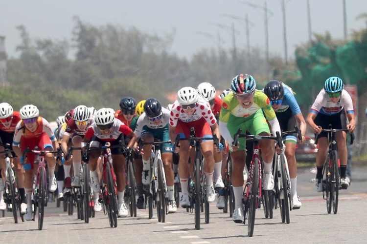 Áo xanh đổi chủ từ Thu Mai sang Nguyễn Thị Thật sau 4 chặng - 4