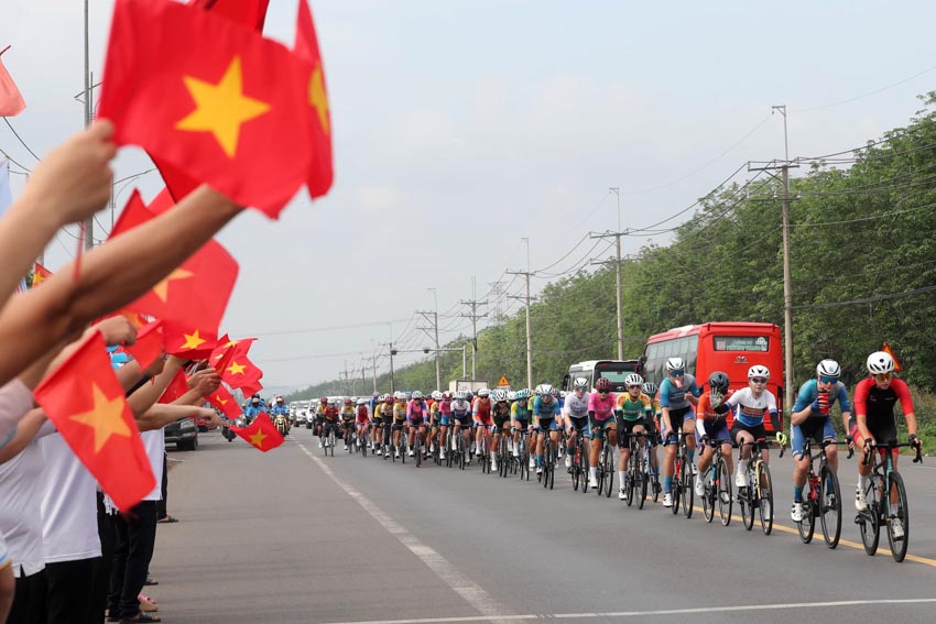 Komina Marina trở thành "nữ hoàng leo núi", Gissinger Oda thắng chặng trong gang tấc - 1