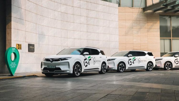 Đội xe taxi điện Xanh SM hoạt động trên đường phố Hà Nội sau khi GSM sáp nhập Green Future