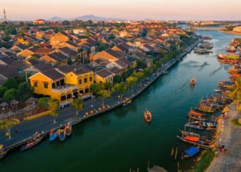 Phố cổ Hội An với đèn lồng rực rỡ và kiến trúc cổ kính về đêm - 1