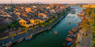 Phố cổ Hội An với đèn lồng rực rỡ và kiến trúc cổ kính về đêm - 1