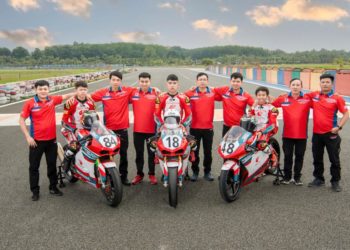 Đội hình Honda Racing Vietnam 2026 với các tay đua trẻ tại đường đua quốc tế