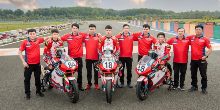 Đội hình Honda Racing Vietnam 2026 với các tay đua trẻ tại đường đua quốc tế