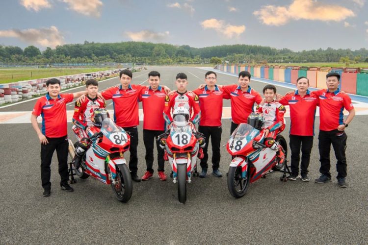Đội hình Honda Racing Vietnam 2026 với các tay đua trẻ tại đường đua quốc tế