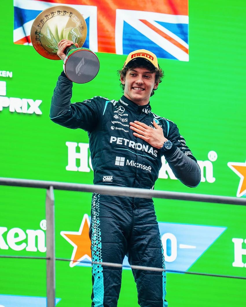 IWC Pilot Chronograph 41 Oceana ceramic xanh và phiên bản Top Gun đen trên cổ tay - 4