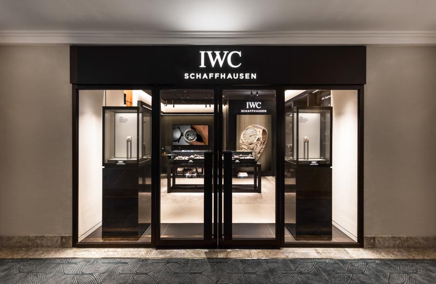 Không gian boutique IWC Schaffhausen tại Sofitel Metropole Hà Nội với thiết kế đen trắng sang trọng và trưng bày đồng hồ cao cấp - 1