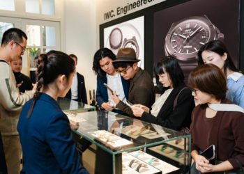 Không gian boutique IWC Schaffhausen tại Sofitel Metropole Hà Nội với thiết kế đen trắng sang trọng và trưng bày đồng hồ cao cấp - 2