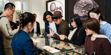 Không gian boutique IWC Schaffhausen tại Sofitel Metropole Hà Nội với thiết kế đen trắng sang trọng và trưng bày đồng hồ cao cấp - 2